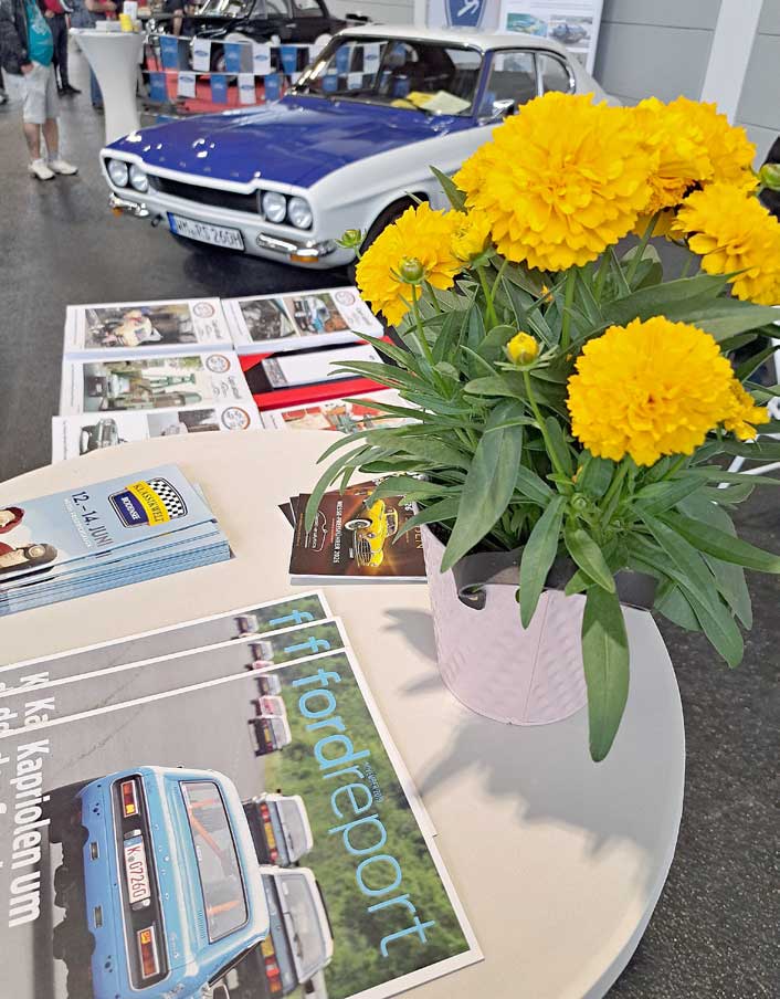 Blumenschmuck am Capri-Stand. Blumenschmuck am Capri-Stand.