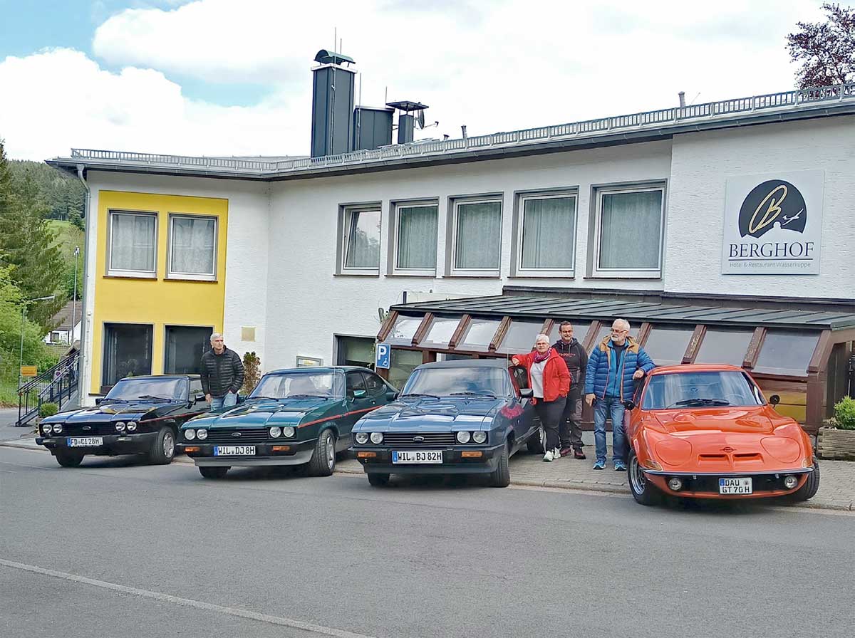 So gefällt es dem Capri-Wirt: Kölner Coupés vor dem Haus und dazu ein schnittiger Opel GT. So gefällt es dem Capri-Wirt: Kölner Coupés vor dem Haus und dazu ein schnittiger Opel GT.