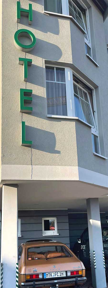 Hätte doch jedes Hotel so eine Architektur - mit überdachtem Platz für ein wertvolles Automobil. Hätte doch jedes Hotel so eine Architektur - mit überdachtem Platz für ein wertvolles Automobil.