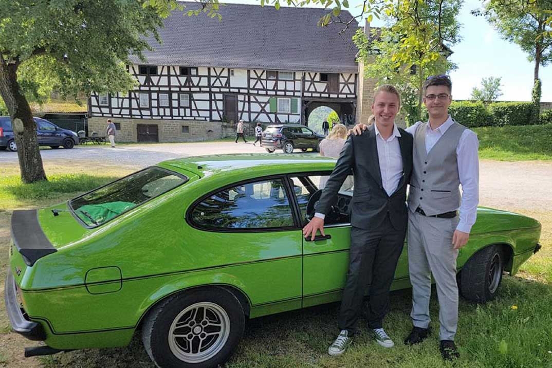 Die Welt ist ein Dorf: Dave verkaufte seinen Capri einst an Tilo Rögelein. Dessen Sohn Sascha kurvte im II-er 3.0 S zur Trauung heran. Da waren nicht nur Linda und Mutter Anett begeistert. Die Welt ist ein Dorf: Dave verkaufte seinen Capri einst an Tilo Rögelein. Dessen Sohn Sascha kurvte im II-er 3.0 S zur Trauung heran. Da waren nicht nur Linda und Mutter Anett begeistert.