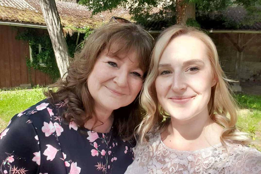 Die Die Welt ist ein Dorf: Dave verkaufte seinen Capri einst an Tilo Rögelein. Dessen Sohn Sascha kurvte im II-er 3.0 S zur Trauung heran. Da waren nicht nur Linda und Mutter Anett begeistert.