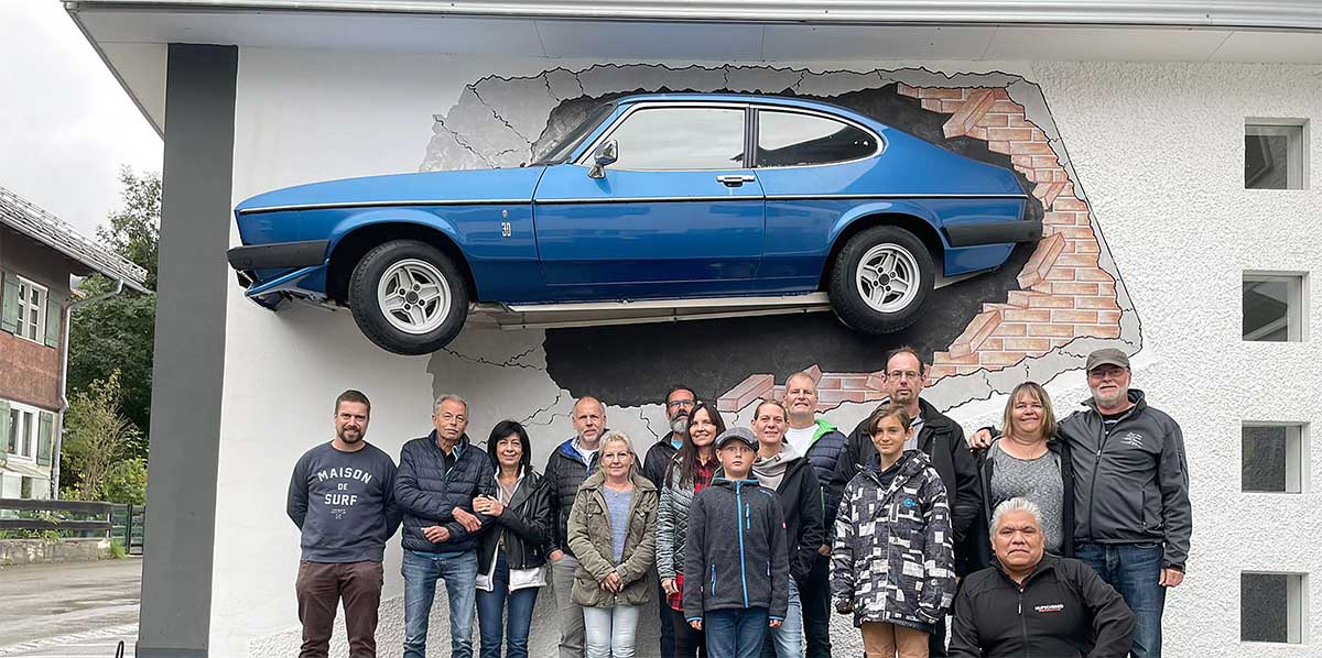 Das Capri Team Weilheim-Schongau nahm im Herbst 2022 das heimische Allgäu unter die Räder. Ein Muss für Capri-Freunde: Das in die Wand eingemauerte Exemplar des Autohauses Fersch in Bad Hindelang.