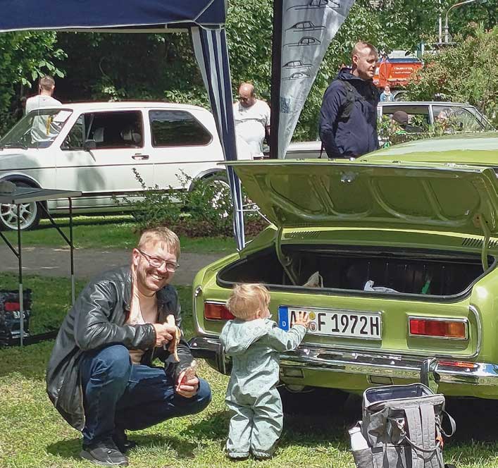 Junge Damen, die Capri mögen: Matilda (links mit Papa Dirk) und Lina finden Gefallen am Coupé aus Köln. Junge Damen, die Capri mögen: Matilda (links mit Papa Dirk) und Lina finden Gefallen am Coupé aus Köln.