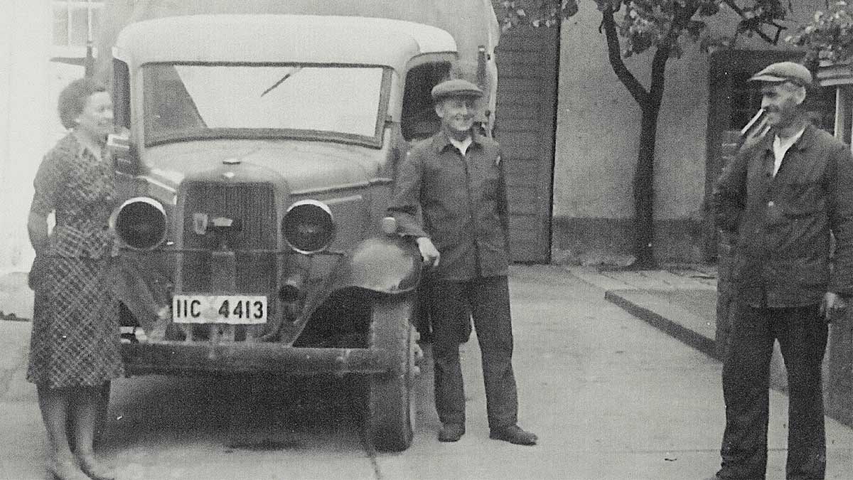Leodegar Seidl (Bild Mitte) 1943 mit einem Ford Modell BB und kriegsbedingt abgedunkelten Scheinwerfern. Leodegar Seidl (Bild Mitte) 1943 mit einem Ford Modell BB und kriegsbedingt abgedunkelten Scheinwerfern.