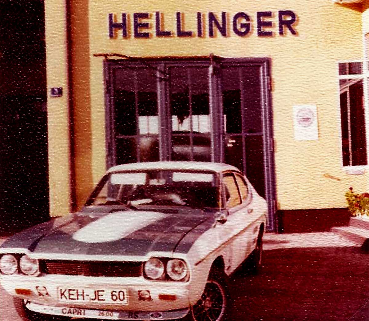 Capri auf dem Hof - so muss das sein vor einer Ford-Vertretung. Bild aus dem Jahr 1972. Capri auf dem Hof - so muss das sein vor einer Ford-Vertretung. Bild aus dem Jahr 1972
