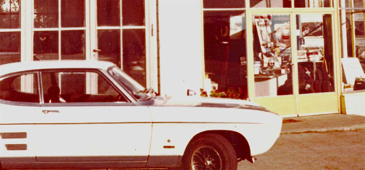 Capri auf dem Hof - so muss das sein vor einer Ford-Vertretung. Bild aus dem Jahr 1973 Capri auf dem Hof - so muss das sein vor einer Ford-Vertretung. Bild aus dem Jahr 1973