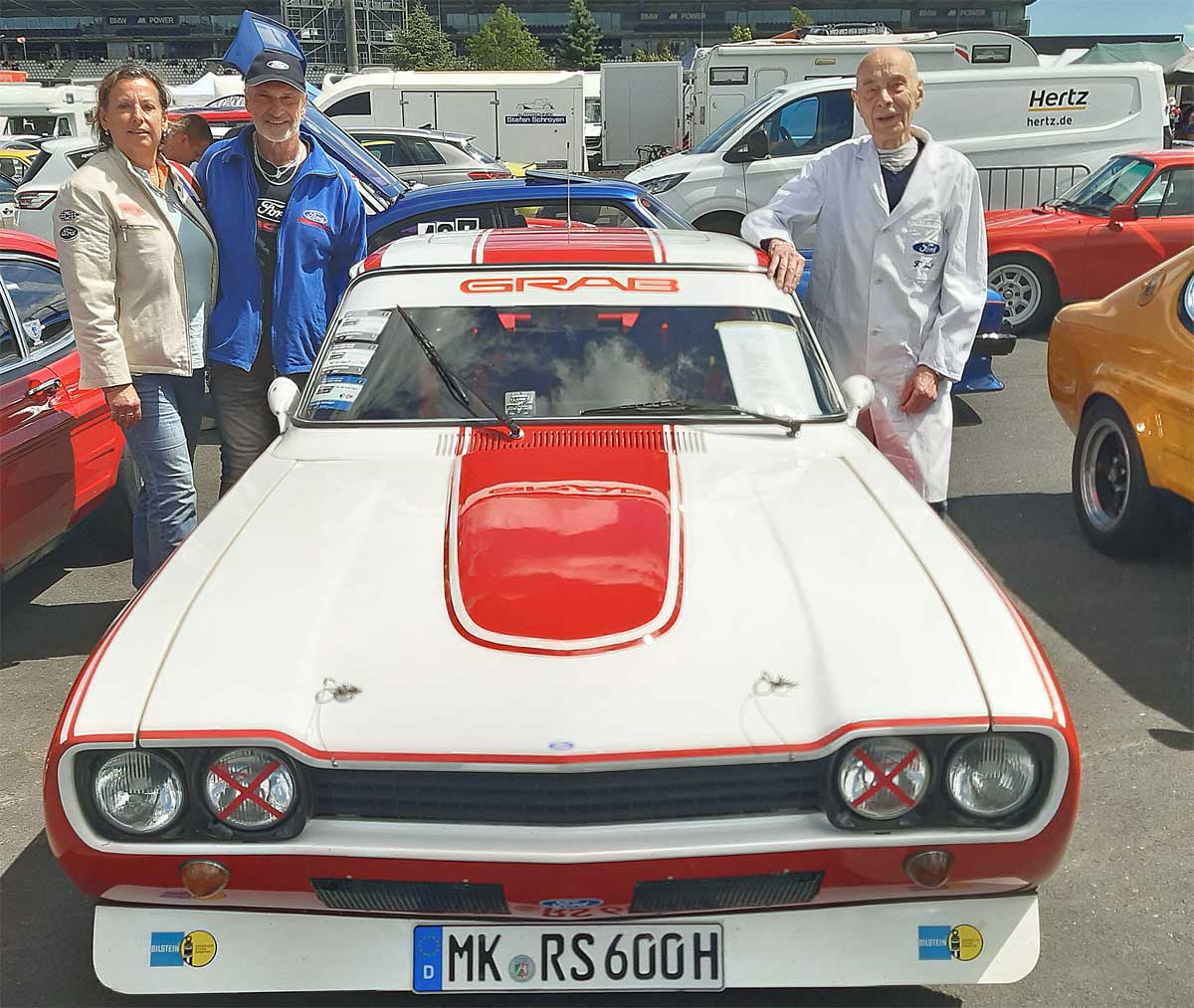 Sigrid und Rolf Hohmann luden Franz Kiel zum Mitgliedertreffen am Ring ein. Den originalen Ford-Kittel, den Franz hier trägt, besitzt nun Sigrid. Sigrid und Rolf Hohmann luden Franz Kiel zum Mitgliedertreffen am Ring ein. Den originalen Ford-Kittel, den Franz hier trägt, besitzt nun Sigrid.