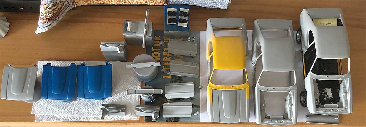 So sieht es in meiner Werkstatt aus: ein selbstgebauter „Haltebock“ für Lackierarbeiten und Karosserien sowie Einzelteile zur weiteren Bearbeitung.