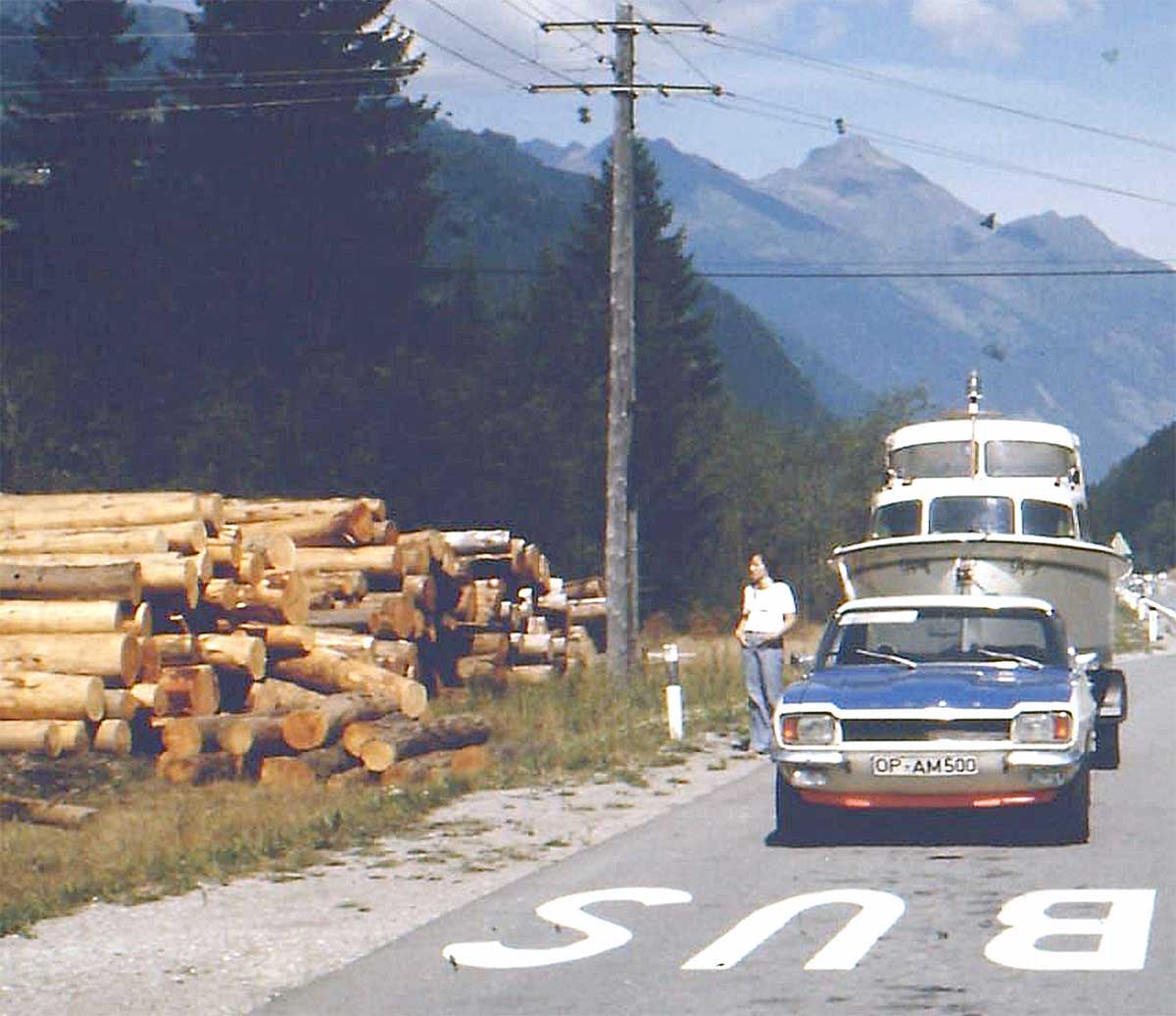 Was für ein Anblick: 1976 reist das Ehepaar Becker im RS mit einem Kajütboot am Haken aus dem Bergischen Land an die kroatische Küste. Maximal 80 Stundenkilometer waren möglich.