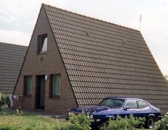 Frischlackiert, frisch getraut 1988 (oben). Auf der Fahrt zum Capri-Treffen nach Kiel und im Urlaub am Ferienhaus in Friesland.