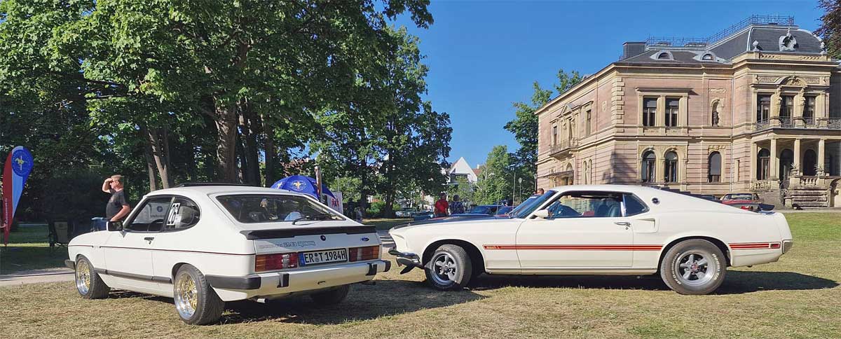 Mustang und Capri im Park des Schlosses Faber-Castell in Stein bei Nürnberg. Mustang und Capri im Park des Schlosses Faber-Castell in Stein bei Nürnberg.
