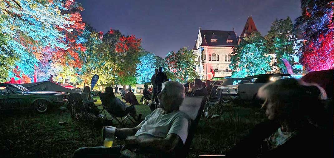 Der Park bei Tag und in der Nacht. Der Park bei Tag und in der Nacht.