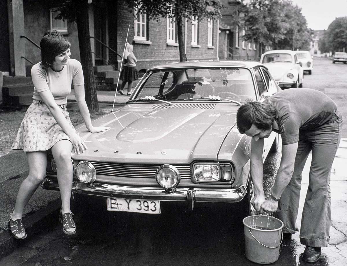 Mit „Oberhausen um 1975“ wird dieses Bild des Fotografen Manfred Ehrich vom LVR-Industriemuseum Zeche Zollern in Dortmund beschrieben. Gut sichtbar ist, dass es sich um einen in Essen zugelassenen Capri in einer typischen Arbeitersiedlung des Ruhrgebiets handelt. Von diesem Bild gibt es im Museum eine Postkarte.