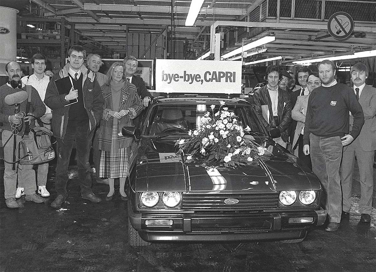 Pressefotos waren in den 80er Jahren oft farblos. Hier ein Beispiel vom 19. Dezember 1986. Das Abschiedsbild mit dem Motto „bye-bye,CAPRI“. Dieses Szenario stellte die „capri280 Group“ 2019 in Birmingham nach. Pressefotos waren in den 80er Jahren oft farblos. Hier ein Beispiel vom 19. Dezember 1986. Das Abschiedsbild mit dem Motto „bye-bye,CAPRI“. Dieses Szenario stellte die „capri280 Group“ 2019 in Birmingham nach.