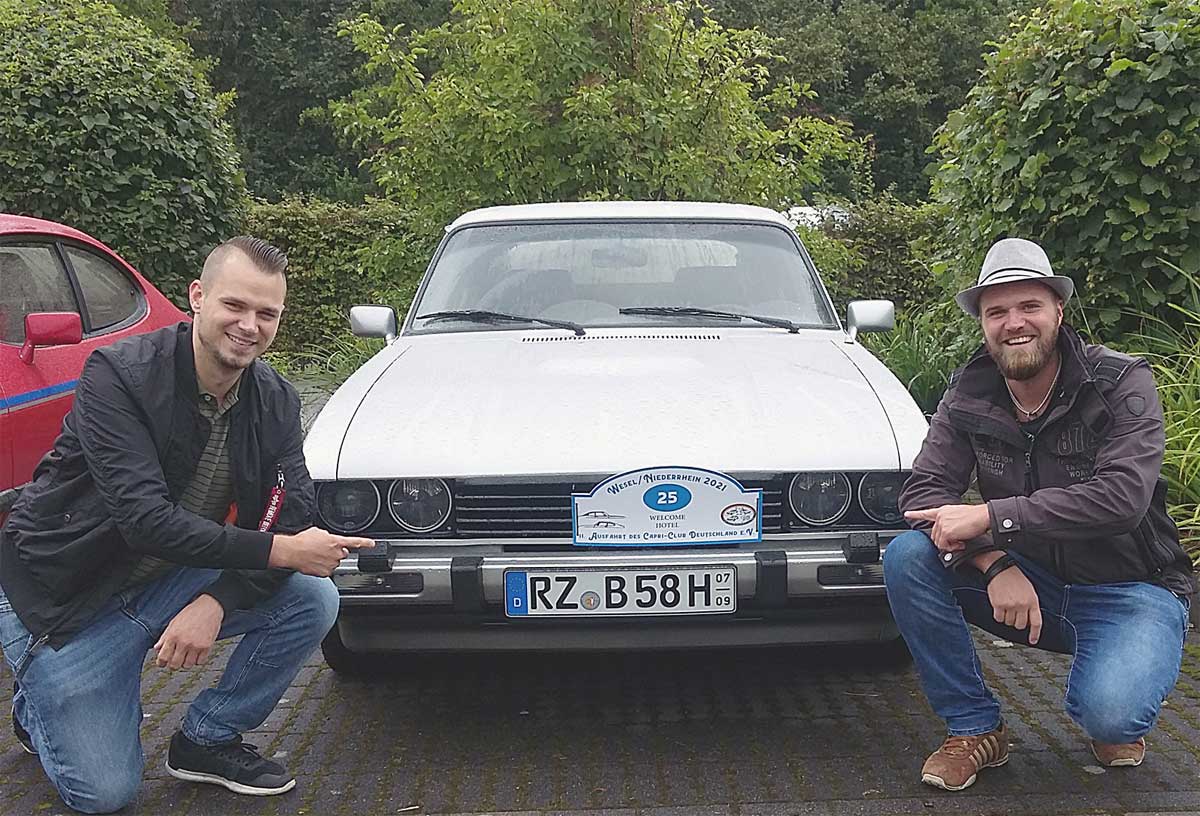 Stefan (links) und Carsten Boenisch haben den „Zwoachter“ von ihrem im letzten Jahr verstorbenen Vater Lutz geerbt und bewegen das Auto bevorzugt gemeinsam.