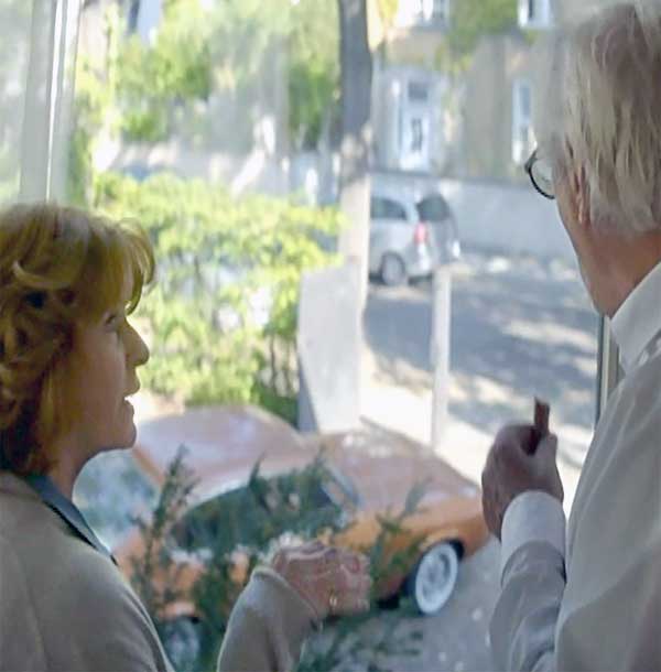 Senta Berger und Günther Maria Halmer mit Blick auf das Sportcoupé.