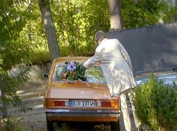 Hauptsache, der Wagen ist im Kasten: Senta Berger marschiert, Michael Wittenborn legt Blumen ab.