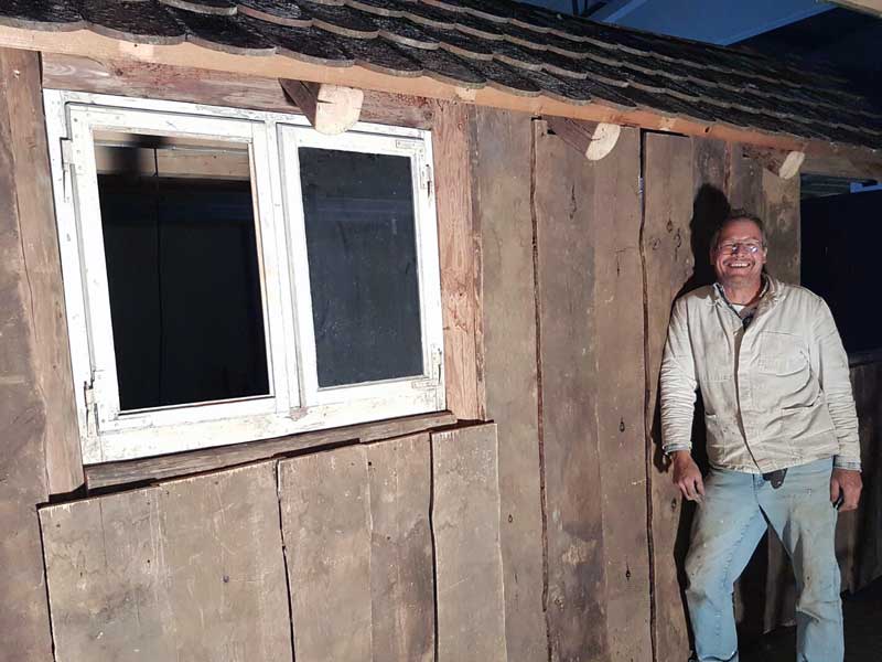 Georg Klughardt sammelte Holz, Fenster und Dachziegel in der Nähe ein und baute damit einen prämierten Clubstand.
